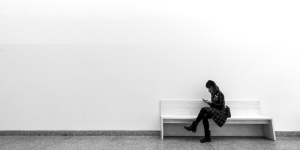 This is an image of a girl in a simple background for an article called Occam's Razor in Competitor Analysis to Simplifying Strategy with Sharp Insight by octopus competitive intelligence solutions. What is competitive intelligence, in simple words?